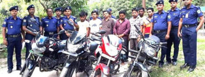 নওগাঁয় চোরাই মোটরসাইকেলসহ আন্তঃজেলা ডাকাত দলের ১১ সদস্য আটক