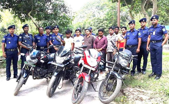 নওগাঁয় চোরাই মোটরসাইকেলসহ আন্তঃজেলা ডাকাত দলের ১১ সদস্য আটক