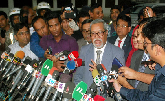 সাংবাদিকদের তোপের মুখে সিইসি