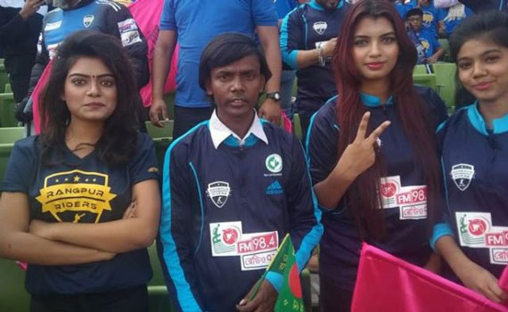 মাশরাফিদের সমর্থনে গ্যালারিতে হিরো আলম