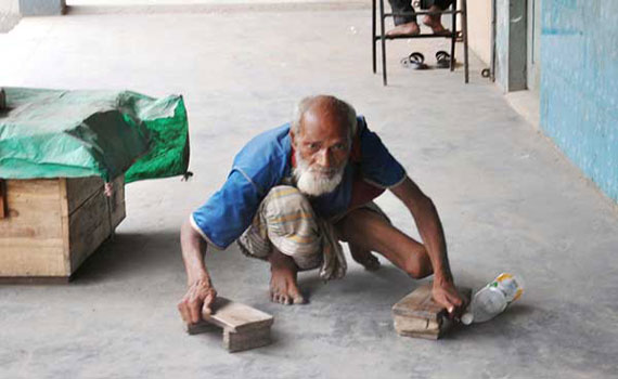 জমিতো তোদেরই, আমাকে শুধু দু'মুঠো খাবার দিস