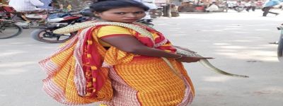 জ্যান্ত সাপ দেখিয়ে চাদাবাজি