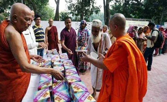 মুসলমানদের মাঝে বৌদ্ধদের ইফতার বিতরণ