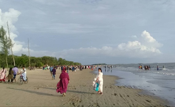 ঈদের ছুটিতে ভ্রমন পিপাসু দর্শনার্থীদের পদভারে মুখর বাঁশখালী সমুদ্রসৈকত