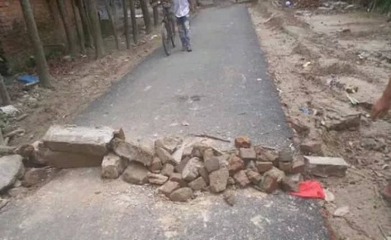 যশোরের উপশহরে রাস্তা নির্মাণের কয়েক মাসের মধ্যেই ভাঙন