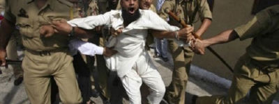 কাশ্মীরে গ্রামে ঢুকে ভারতীয় সেনাদের বর্বর নির্যাতন!